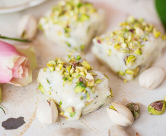 Fudge med vit choklad, lime och pistagenötter