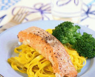 Ugnsbakad lax med saffranspasta och broccoli