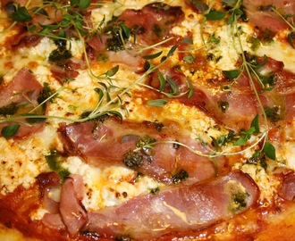 Pizza med bacon och getost