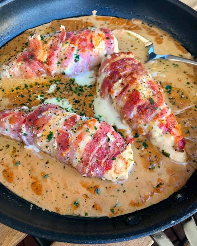 Malin Sofia Magdalena Jansson on Instagram: “⭐️ Baconlindad kyckling fylld med ädelost ⭐️ Äntligen fredag ??? Och en favorit (av många) till #middag ?  Baconlindad kyckling är ju så…”kyckling 