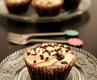 Choklad cupcakes med hallon frosting och mörk choklad fyllning