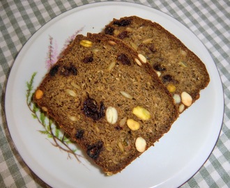 Supergott och supernyttigt, glutenfritt surdegsformbröd med mandel, pistaschnötter och körsbär