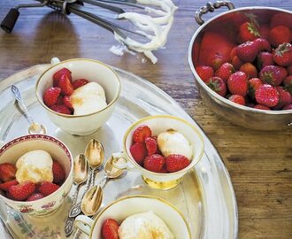 Färska jordgubbar med råsocker och konjaksgrädde