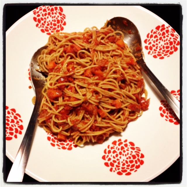 Spagetti med smakrik tomatsås