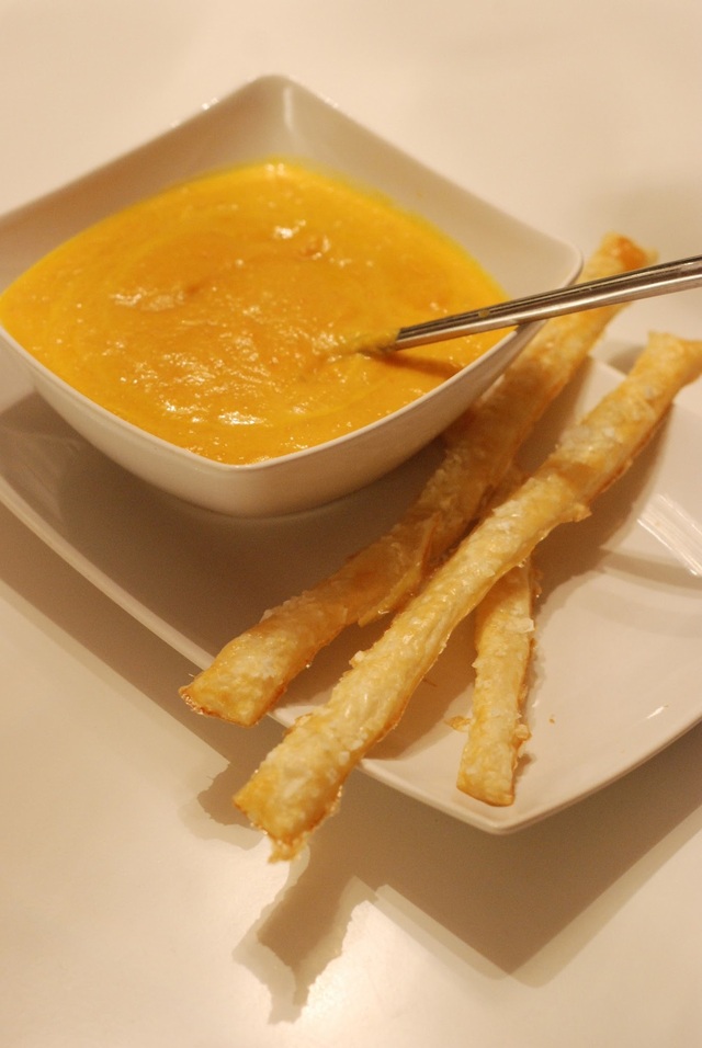 Kryddad soppa med morot och vitlök