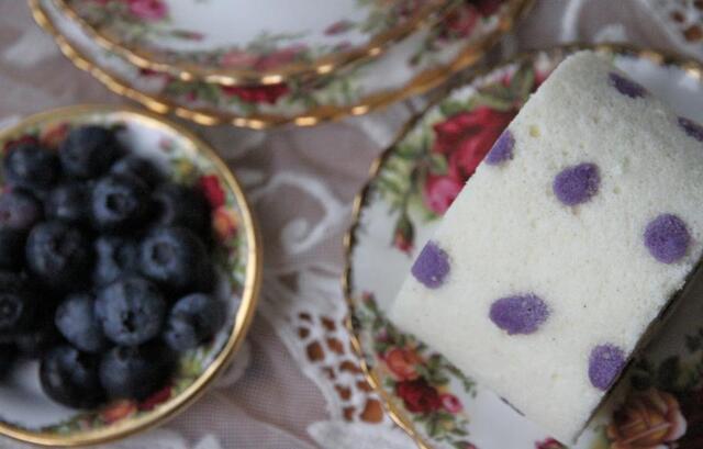 Blueberry cream roll…Mumsig blåbär rulltårta med söta lila pricka.
