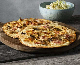 Tarte flambée med kumminkålsallad