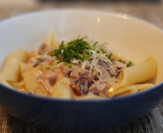 Pasta med getost- och skinksås