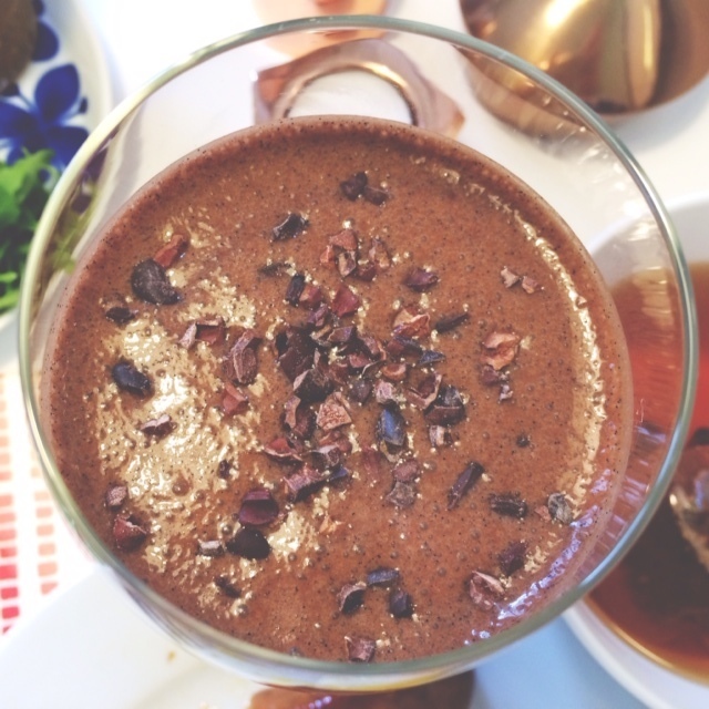 Chokladsmoothie med maca, carob och kakaonibs