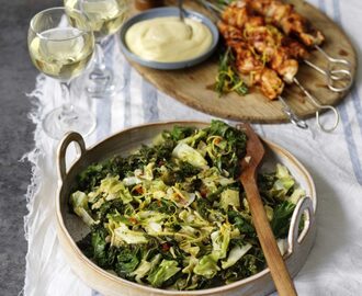 Fräst kål med italienska smaker och kycklingspett