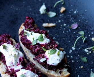 Crostini med rödbetspesto och getostkräm