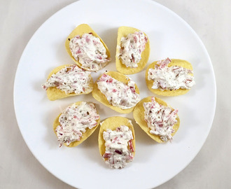 Potatischips med crème på pepparsalami och rödlök