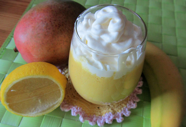 Smoothie - Mango, banan, citron, mjölk och en klick vispgrädde