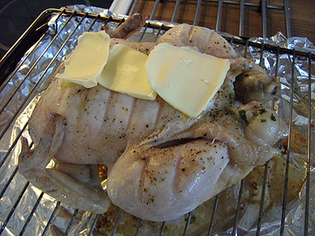 Söndagsmiddag – Helstekt kyckling i ugn med gräddsås