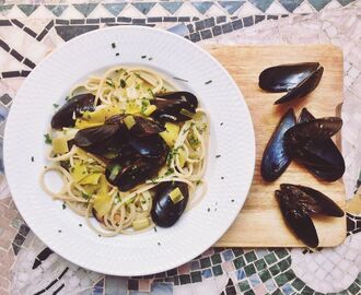 Linguine med blåmusslor och purjolök i vitt vin.