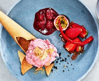 Gelato på färskost med syltade jordgubbar och chili