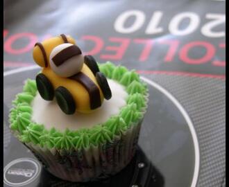 Race Car Cupcakes..........Nu är du två år grabbe.