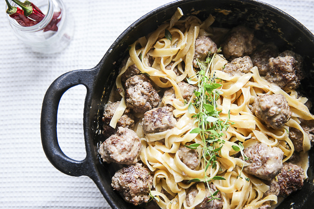 One-pot pasta med köttbullar i gräddsås