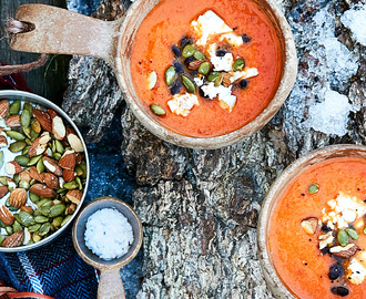 Rostad paprikasoppa med bönor, fetaost, mandlar och pumpakärnor