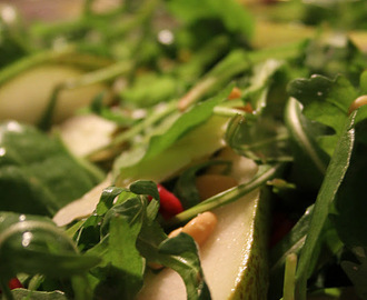 Sallad med päron, västerbotten och granatäpplen