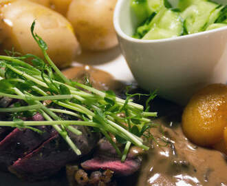 Ankbröst med sockerstekt potatis, kantarellsås och pressgurka