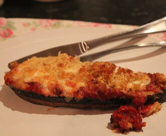 Bakade auberginehalvor med tomatsås, mozzarella och parmesan