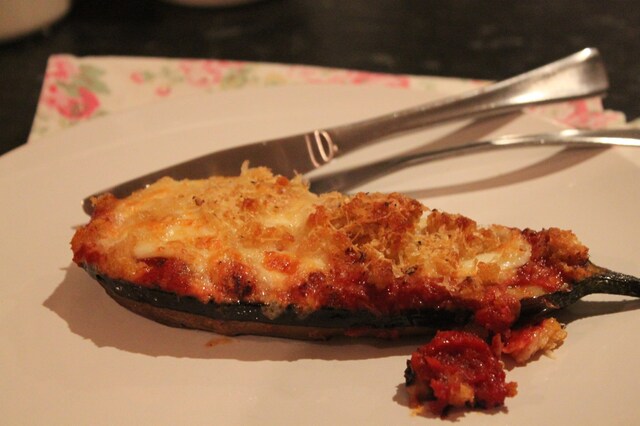 Bakade auberginehalvor med tomatsås, mozzarella och parmesan