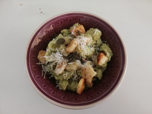 Broccolipesto med pasta och grillost