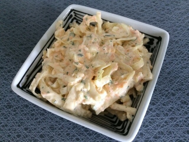 Coleslaw med örter, chili och cheddar