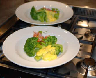 Färsk broccoli med basilikahollandaise