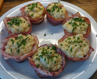 Baconkorgar med krämig äggröra