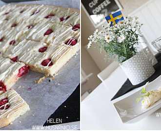 Hallon Blondies med glasskräm