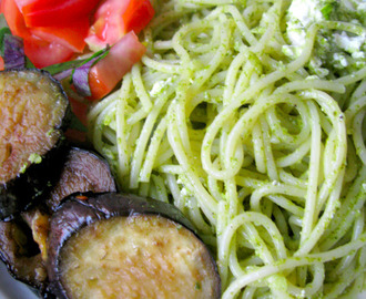 Pasta med syrlig persiljepesto, feta och buljongboostad aubergine