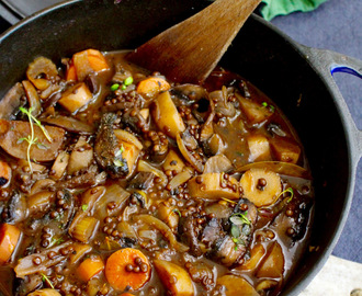 Rotsaks-bourguignon med svamp och svarta linser (vegan)