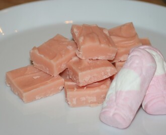 Söt, rosa skumtomte-fudge! Julgodis för gottegrisar!