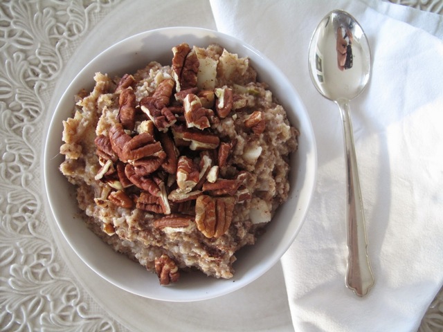 Frukostgröt med äpple och pecan