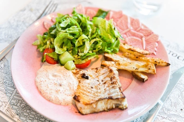 Smörstekt torsk med romsås och vitkålssallad