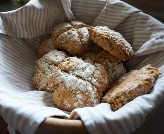 NYBAKADE SCONES OCH LÅNGFRUKOST