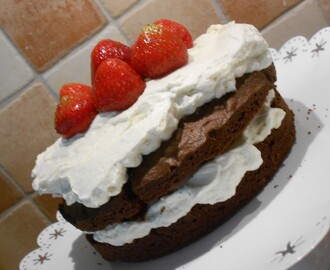 Brownietårta med whipped cream cheese frosting & jordgubbar