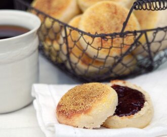 English muffins med jordgubbs- och chokladmarmelad