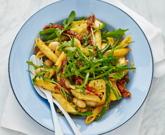 Paprikapasta med bönor och rucola