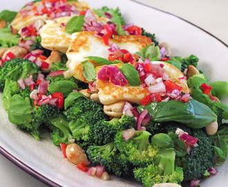 Broccolisallad med en spicy dressing + halloumi