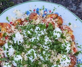 Rostad potatis med smält chili- och vitlökssmör, gräddfil, Västerbotten och persilja - Matrecept.se