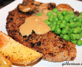 Schnitzel med klyftpotatis och rosepepparsås