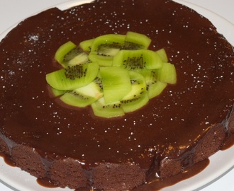 Brownie kaka med chokladglasyr och kiwi