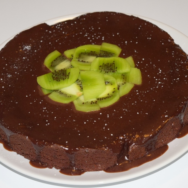 Brownie kaka med chokladglasyr och kiwi