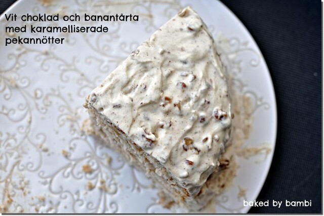 Vit choklad och banantårta med karamelliserade pekannötter