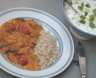 Palak paneer med halloumiost och raita