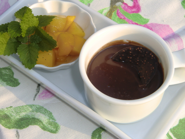 Ljuvlig chokladkräm med vanilj- och kanelmarinerad mango