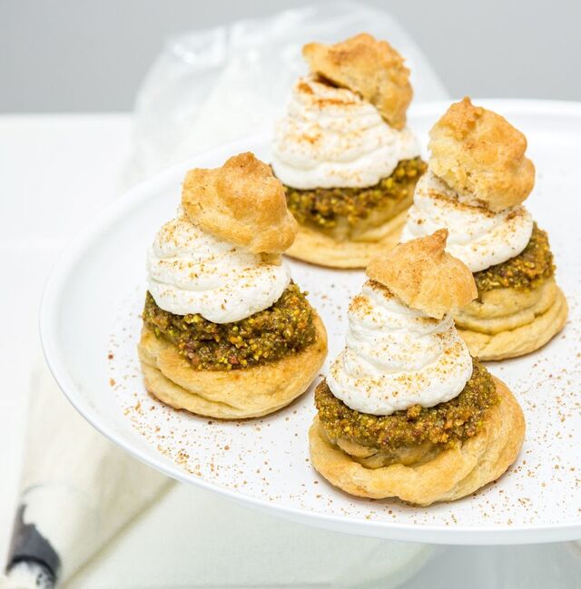 Petit choux semlor med pistage, vaniljgrädde & kanel- och kardemummasocker